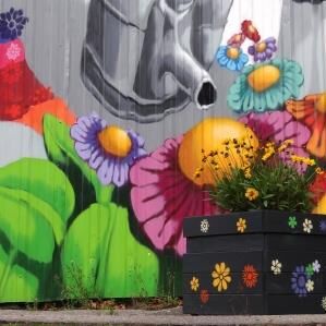 Bemalter Blumenkasten vor einer bemalten Wand
